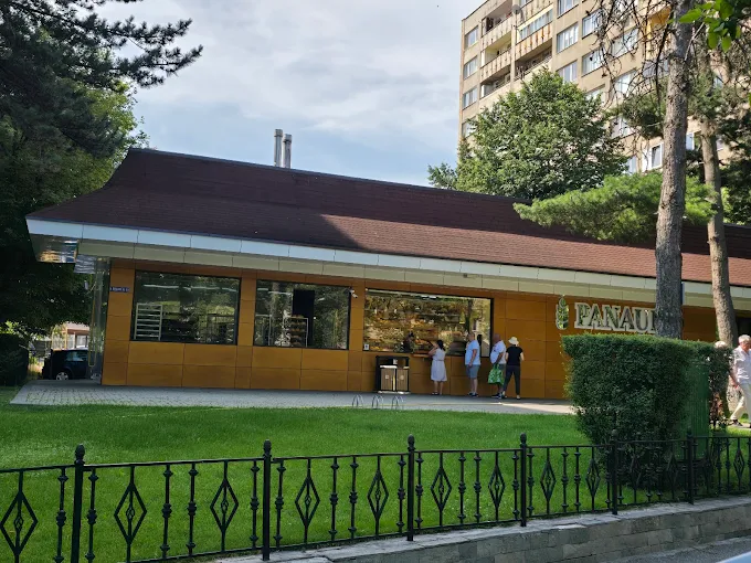 Pâine artizanală proaspăt coaptă pe o masă de lemn